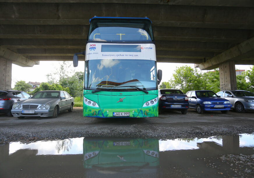 panoramski autobus parkiran ispod nadvožnjaka