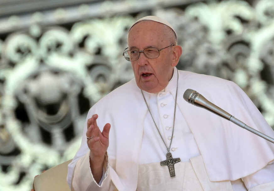 Papa Franjo se obraća vjernicima