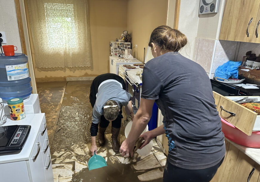 Žene čiste kuću nakon poplave