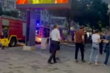 LJUDI BJEŽE NA KROV Požar u centru Beograda, vatrogasci se bore sa vatrenom stihijom (VIDEO)