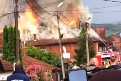 GROM IZAZVAO POŽAR Buknula vatra na kući, jedan vatrogasac lakše povrijeđen (VIDEO)