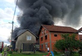 Izgorjela automehaničarska radnja i 9 vozila: Velika materijalna šteta u požaru u Prijedoru (FOTO)