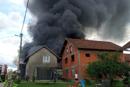 VATRA "GUTA" KUĆU Požar u prijedorskom naselju, vatrogasci na terenu (FOTO)