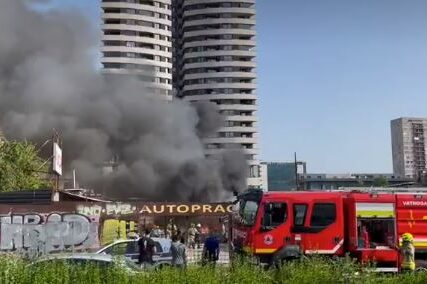 Čuju se eksplozije plinskih boca: Veliki požar na otvorenoj pijaci u Sarajevu, vatrogasci na terenu (VIDEO)
