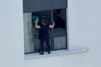 Sve za blistave prozore: Pojavio se još jedan snimak žene koja čisti na rizičan način (VIDEO)