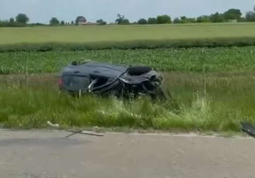 Automobil prevrnut pored auto-puta