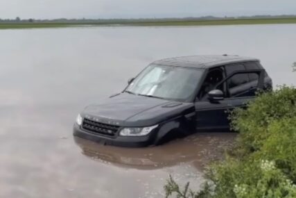 Rover u poplavljenoj njivi