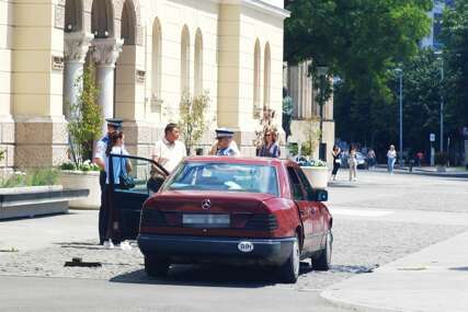 Neobična nesreća u centru Banjaluke: "Mercedesom" naletio na pokretne stubove i slupao auto (FOTO)