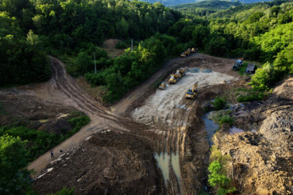 Vlada Srpske uz moćnike, NAROD NE ODUSTAJE od borbe za selo: "Drvo-eksport" će dobiti koncesiju za rudnik lignita u Bistrici (FOTO)