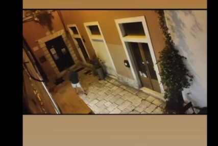 "Da li to radiš pred vratima svoje kuće" Turista urinirao ispred medžlisa u Splitu, pa reagovala žena (VIDEO)