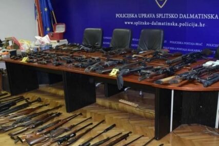 Policija pronašla čitav arsenal oružja: Splićanin kod kuće držao stotine pušaka, 54 pištolja, ručne bombe (FOTO)