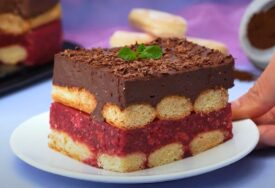 Ljetna voćna torta bez pečenja: Kremasta poslastica iz frižidera gotova za čas