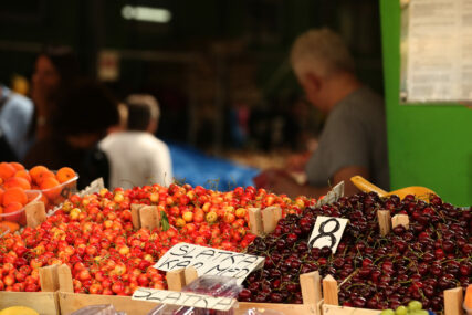 Kažu domaće, a stiglo iz Srbije: Voće koje ima skoro svako dvorište plaćamo papreno (FOTO)