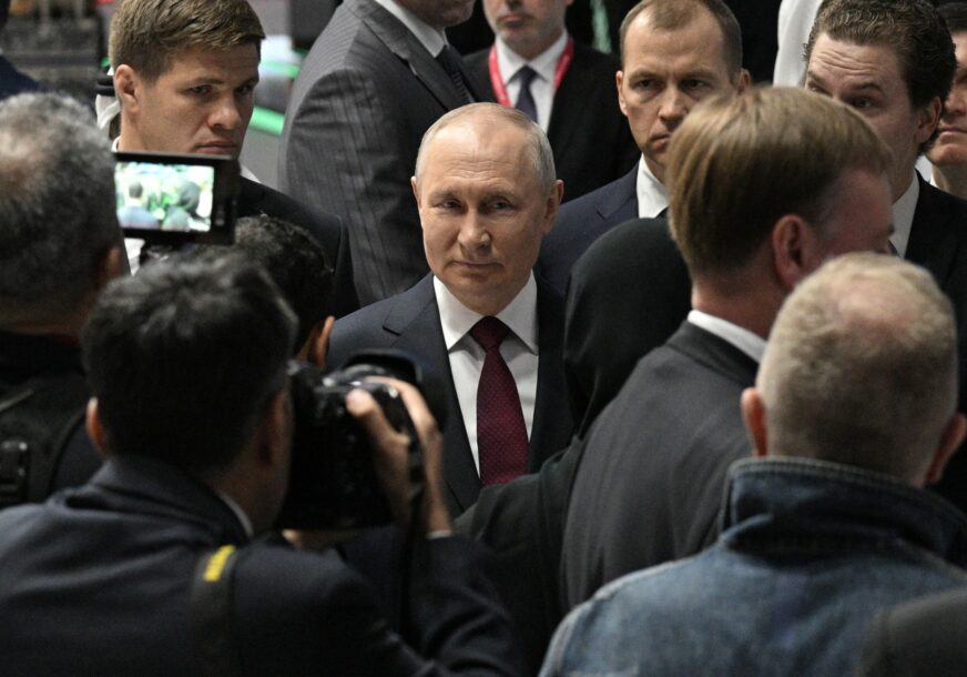 Vladimir Putin okružen ljudima