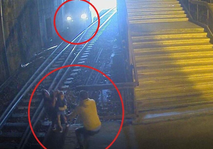 Mladić spasava majku i dijete ispred voza