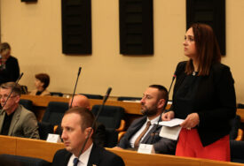 (FOTO) „Niko nije zauzeo moje mjesto“ Poslanica Zaga Grahovac SKINULA SE U KUPAĆI kostim i izazvala haos na mrežama