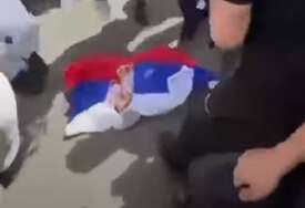SKANDAL Djeca u školi gazila zastavu Srbije (VIDEO)