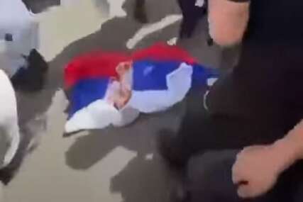 SKANDAL Djeca u školi gazila zastavu Srbije (VIDEO)