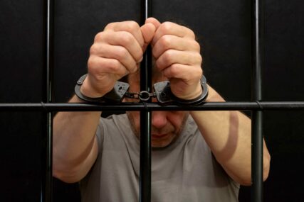 Osuđen na 18 godina robije, a sada dobio još 5: Muškarac bodežom pokušao da ubije pritvorenika u zatvoru, zadao mu više uboda u vrat