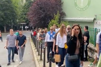 "Nećemo dozvoliti da budu zaboravljene" Počela memorijalna šetnja za stradale doktorke Almu Suljić i Azru Spahić (VIDEO)