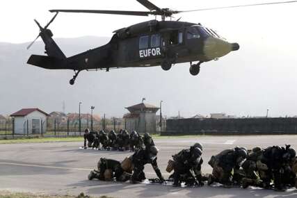 Helikopter i vojnici EUFOR