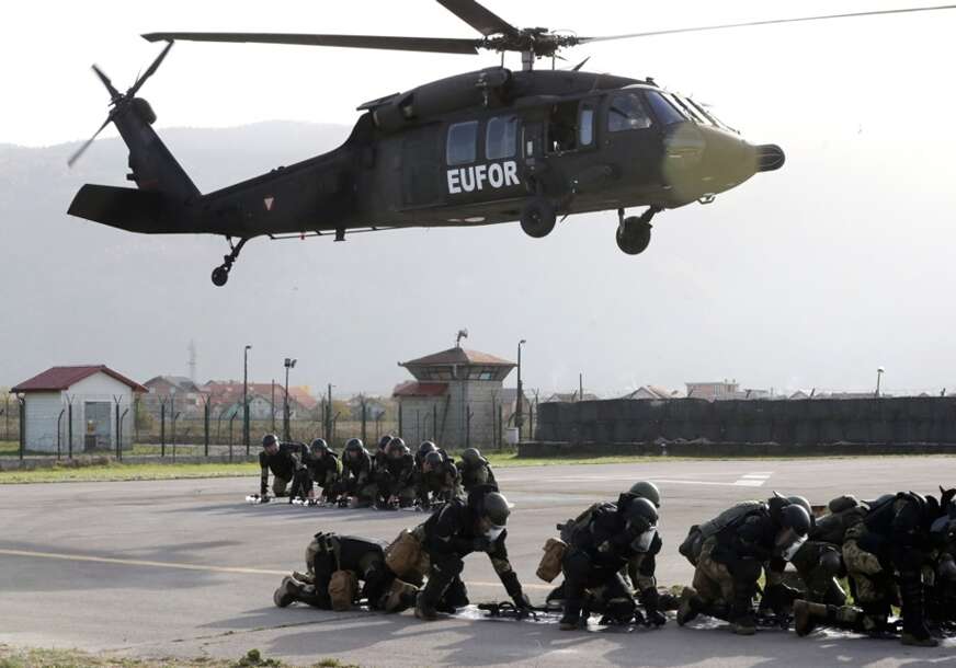 Helikopter i vojnici EUFOR