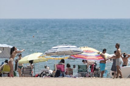 Popularno ljetovalište uvelo striktne zabrane: Ko "rezerviše" mjesto uz vodu na plaži plaća kaznu od 300 evra