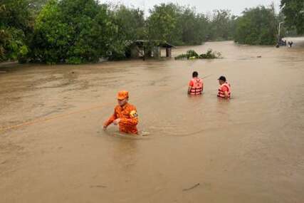 Tajfun stigao do obale Kine: Jaka kiša i olujni vjetar u dijelovima Tajvana, nestalo 20 ljudi