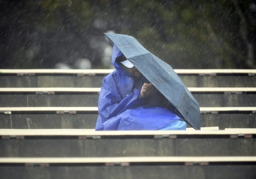 Čovjek drži kišobran