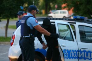 Privođenje uhapšenog u akciji