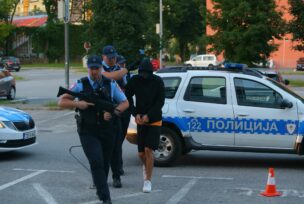 Privođenje uhapšenog u akciji
