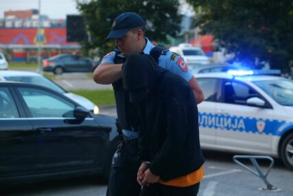 Privođenje uhapšenog u akciji "Specijal"