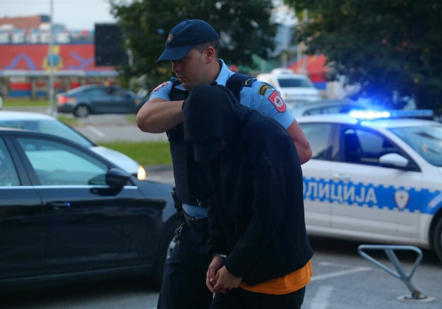 Privođenje uhapšenog u akciji "Specijal"