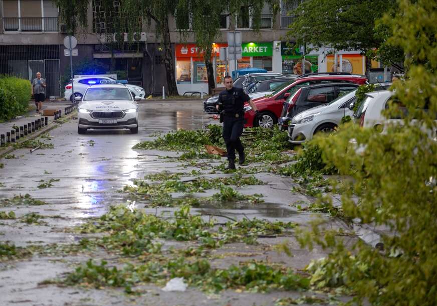 Vjetar nosio krovove, čupao drveće: Nevrijeme u Zagrebu iza sebe ostavilo pustoš (FOTO)