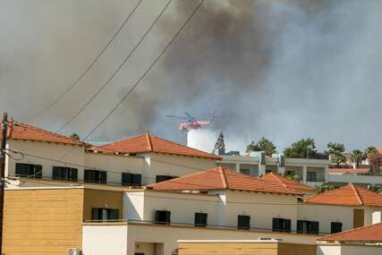 Evakuisano 2.500 na Krfu: Vatrogasci se već 7 dana bore sa požarima u Grčkoj
