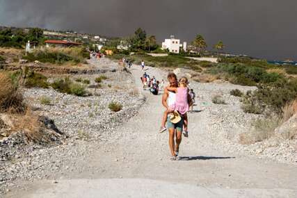 Jak vjetar širi vatru: Na Rodosu evakuisano hiljade turista zbog šumskih požara (FOTO)