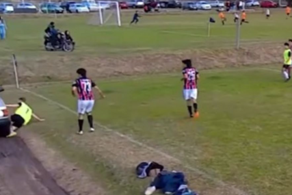 BIZARNA SCENA Automobil udario fudbalera tokom trajanja utakmice (VIDEO)