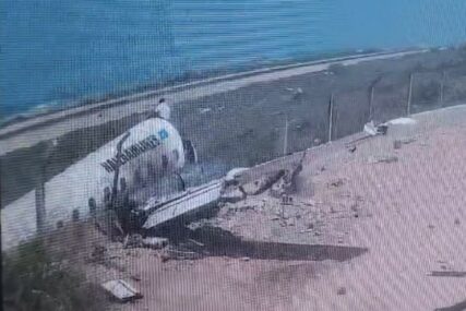 Užasan prizor: Avion izletio s piste, pa se zabio u ogradu (VIDEO, FOTO)