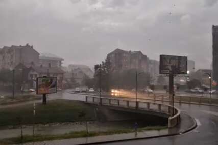 Vjetar rušio drveće: Nevrijeme protutnjalo kroz Bijeljinu (VIDEO)