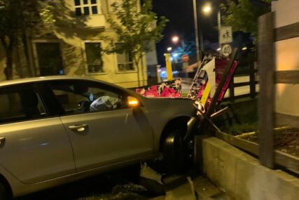 Nesreća u Bijeljini: Pijan vozilom umalo udario u zgradu Policijske stanice