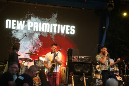 "Festival pokazuje da rok još živi" New Primitives pjeva stare hitove Pušenja, energičnim nastupom digli publiku na noge (FOTO)