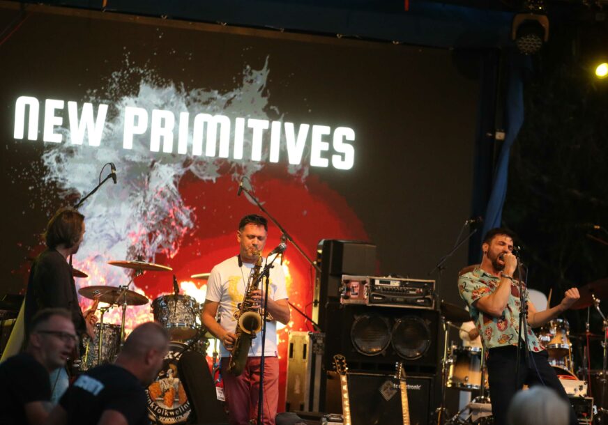 "Festival pokazuje da rok još živi" New Primitives pjeva stare hitove Pušenja, energičnim nastupom digli publiku na noge (FOTO)