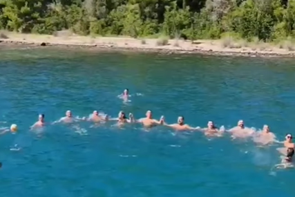 "Vidi ti taj rad nogu" Srbi zaigrali kolo u moru, komentari samo pljušte  (VIDEO)