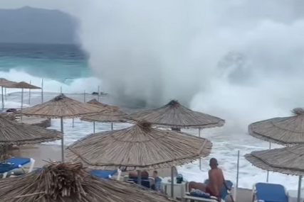 Jeziv snimak sa plaže u Crnoj Gori: Ogromni talasi "tuku" o stijene, a potez kupača šokirao sve (VIDEO)