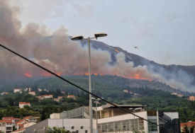 ANGAŽOVANI KANADERI Veliki požar izbio iznad Dubrovnika