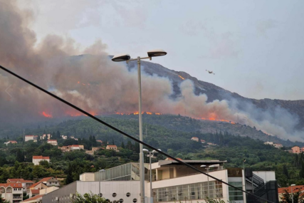 ANGAŽOVANI KANADERI Veliki požar izbio iznad Dubrovnika