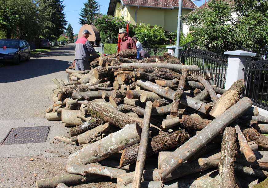 Za kubni metar  potrebno 150 KM: Skuplja nabavka, rezanje i cijepanje ogrevnog drveta (FOTO)