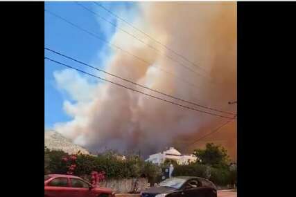 Požari u Grčkoj bjesne: Borba sa vatrenom stihijom još traje, spaseno 146 osoba (VIDEO)