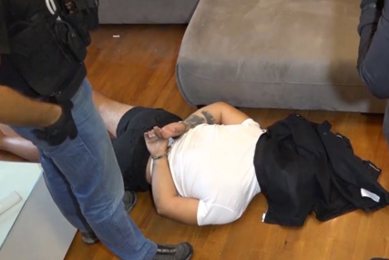 Muškarac leži na podu