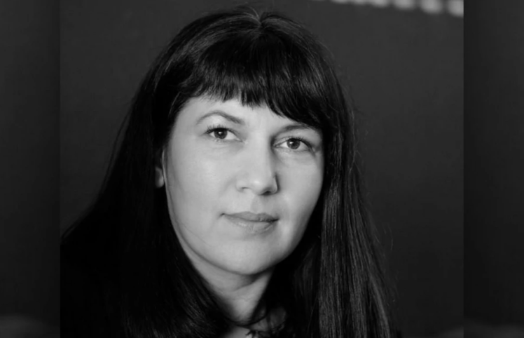Žena pozira